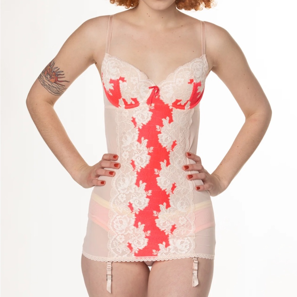 Vintage NWT Victoria’s Secret Bustier Lace Garter Slip Pink Beige 34 B vtg